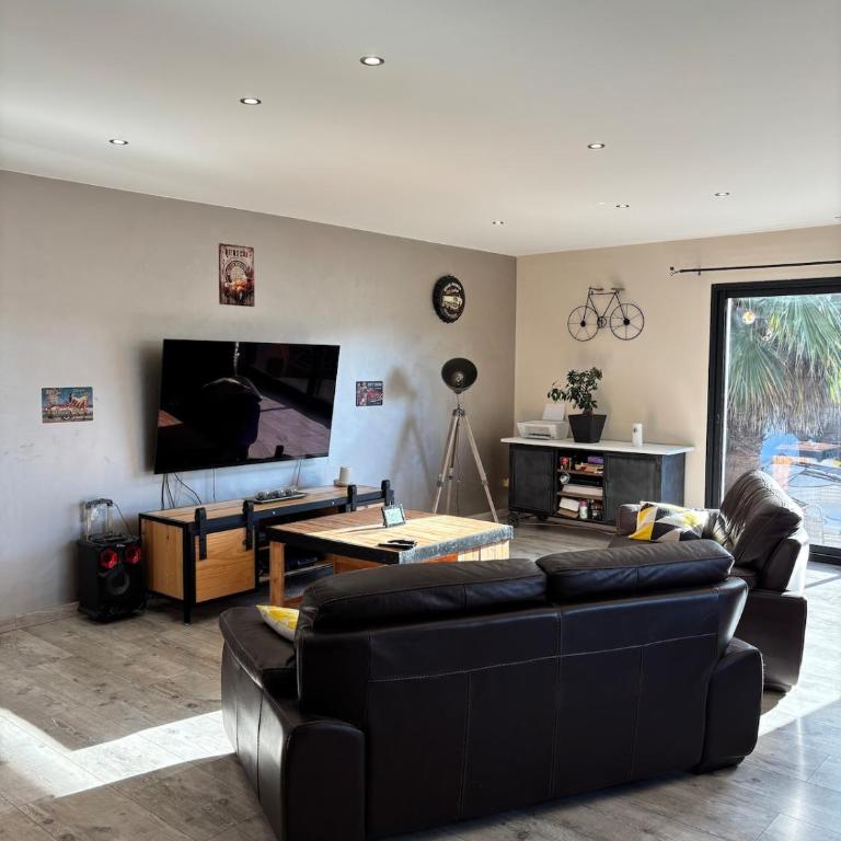 Villa avec trois chambres, piscine et parking - Three-Bedroom Villa - 14