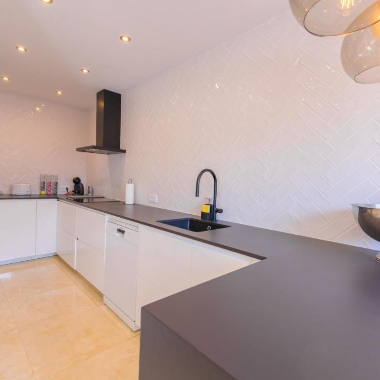 Beachfront 3BR with Direct Beach Access Marbella East - Apartamento de 3 dormitorios - 23