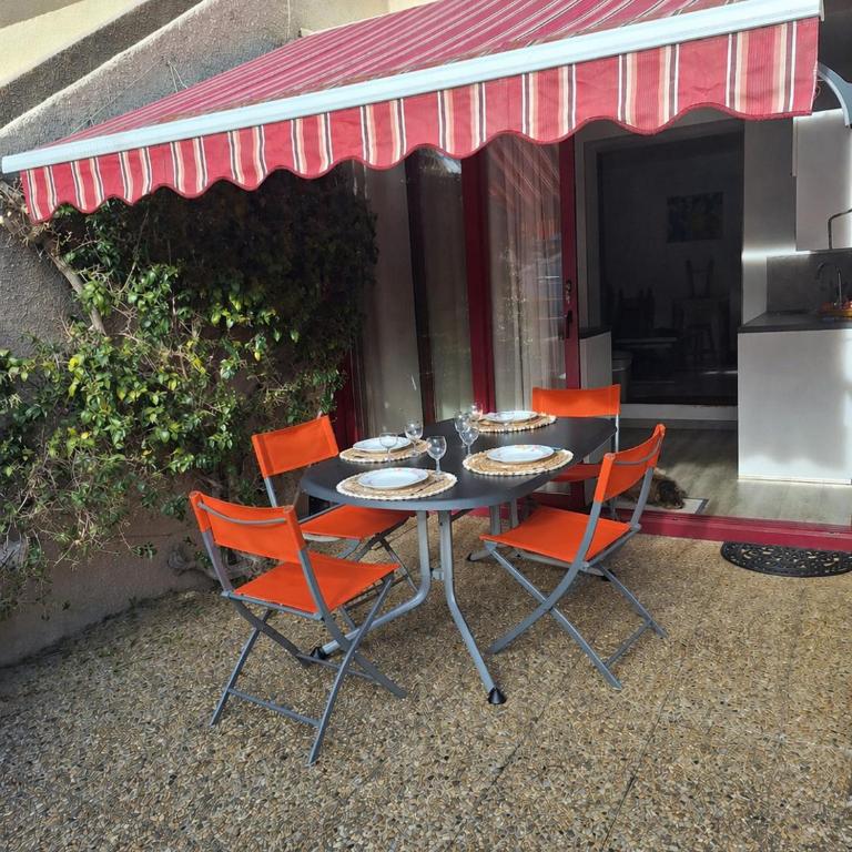 LES ESTIVALES Proche plage et port 4 pers Grande terrasse clim 2 chambres - Two-Bedroom Apartment - 1