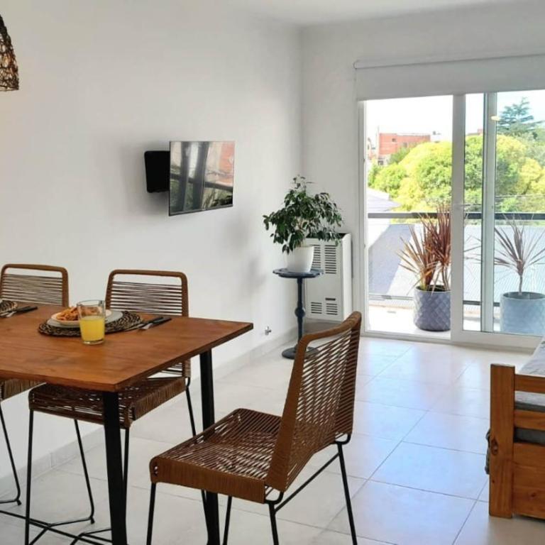 Sierras de Tandil Departamentos - Apartamento con balcón y garaje - 4