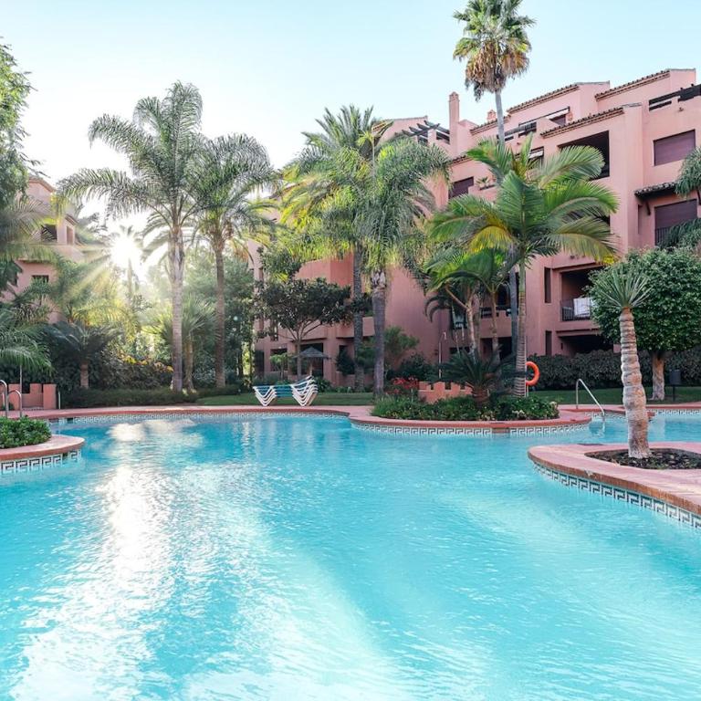 Superb Family Friendly Apt Short Walk to Beach - Apartamento de 2 dormitorios con vistas a la piscina - 2