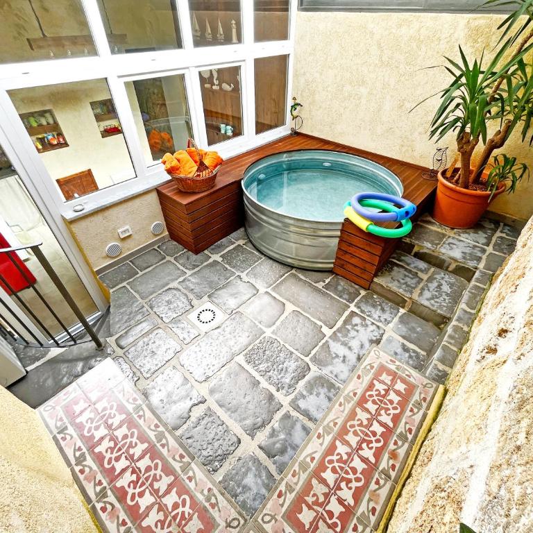 Basso 61 Urban Oasis with Private Mini Pool & Courtyard - Families & Groups - Appartamento - Piano Terra - 50