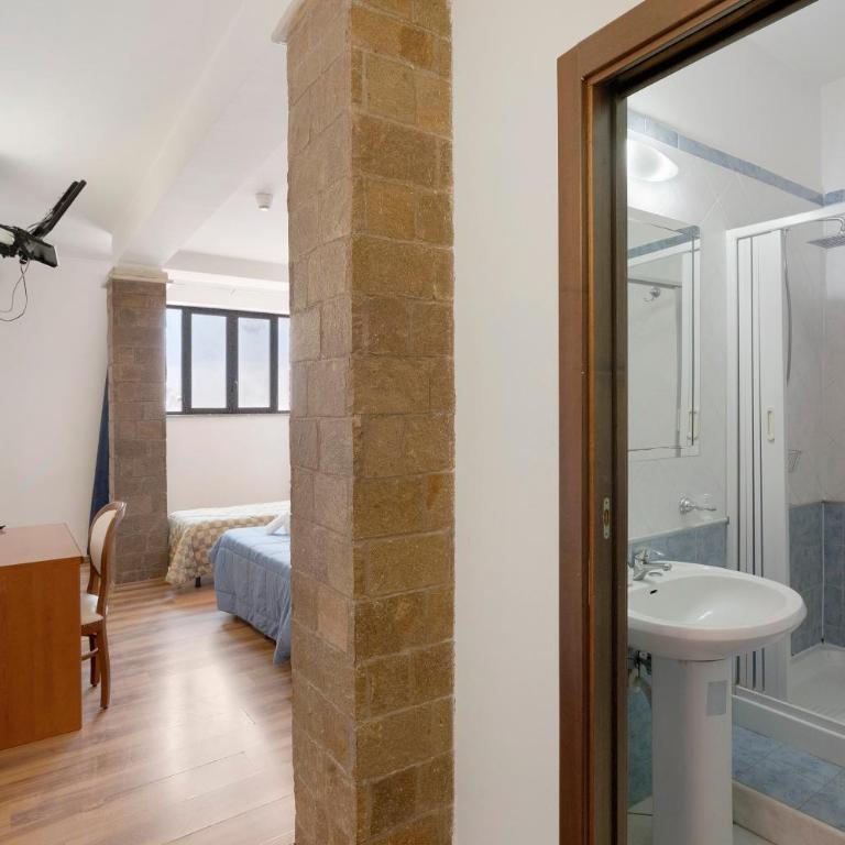 Bed and Breakfast H Pompeii Ruiins - Camera Queen Standard - 8