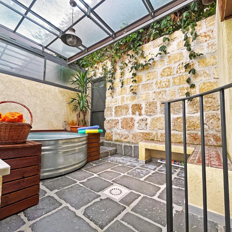 Basso 61 Urban Oasis with Private Mini Pool & Courtyard - Families & Groups - Appartamento - Piano Terra - 41