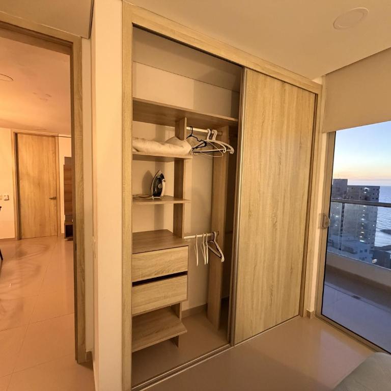 Amplio y Lujoso Apartamento - Vista al mar y Cerca al centro PISO ALTO - Three-Bedroom Apartment - 15