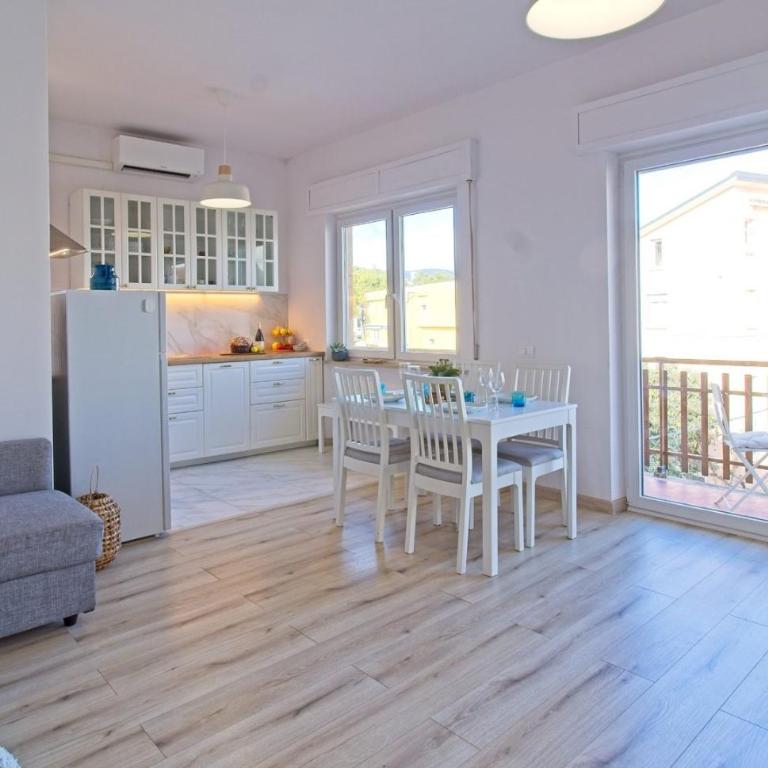 241 - Quadrilo completamente ristrutturato al secondo piano, vista mare 50 mt dalla spiaggia - WI FI e SPIAGGIA INCLUSA - Appartamento con 3 Camere da Letto - 1