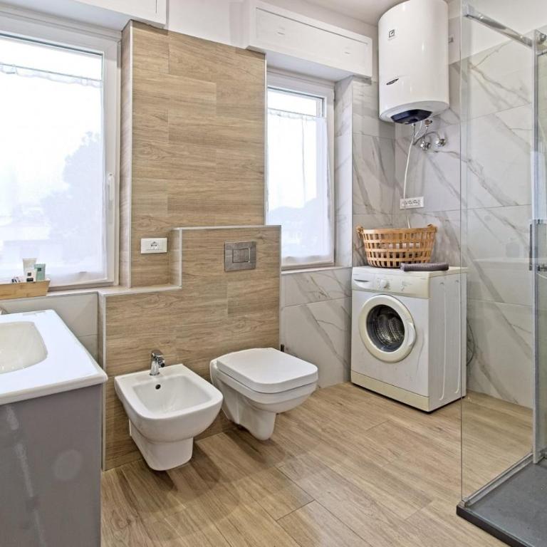 241 - Quadrilo completamente ristrutturato al secondo piano, vista mare 50 mt dalla spiaggia - WI FI e SPIAGGIA INCLUSA - Appartamento con 3 Camere da Letto - 3