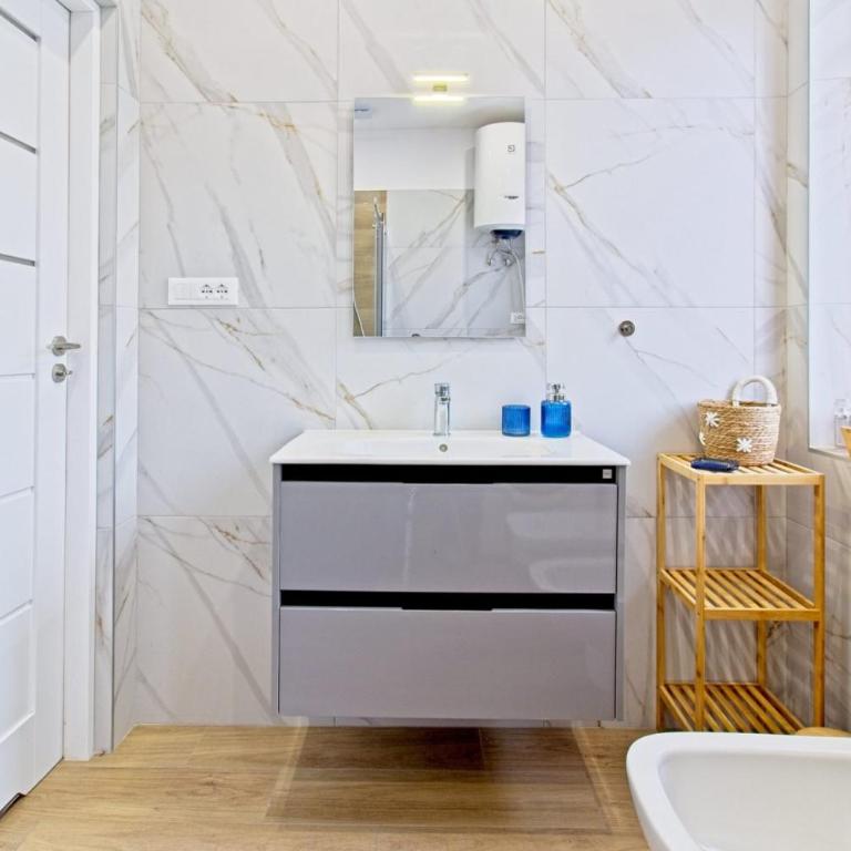241 - Quadrilo completamente ristrutturato al secondo piano, vista mare 50 mt dalla spiaggia - WI FI e SPIAGGIA INCLUSA - Appartamento con 3 Camere da Letto - 6