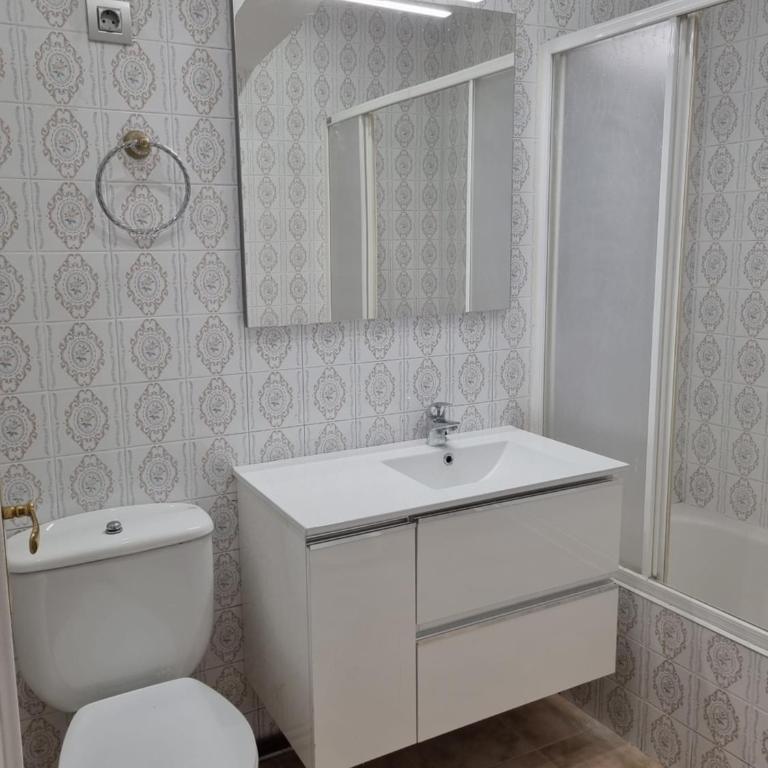 Apart con posibilidad parking con 3 dormitorios y 2 baños para 5 personas - Three-Bedroom Apartment - 16
