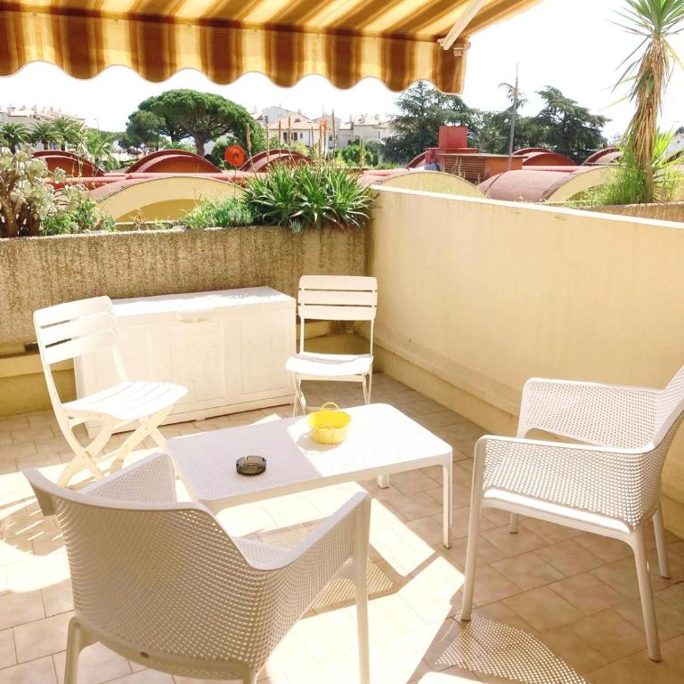 Parc Vélusine - T2 lumineux, 4 couchages, clim, terrasse, parking, 2 piscines&tennis - One-Bedroom Apartment - 10