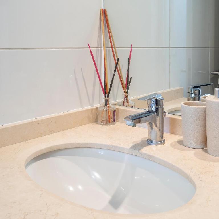 Depto Premium a pasos del Parque Arauco con aire acondicionado y piscina - Two-Bedroom Apartment - 22