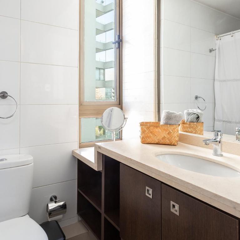 Depto Premium a pasos del Parque Arauco con aire acondicionado y piscina - Two-Bedroom Apartment - 20