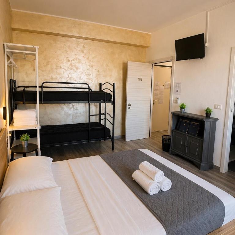 Modena Station - Suite H24 - Camera Familiare con Balcone - 1