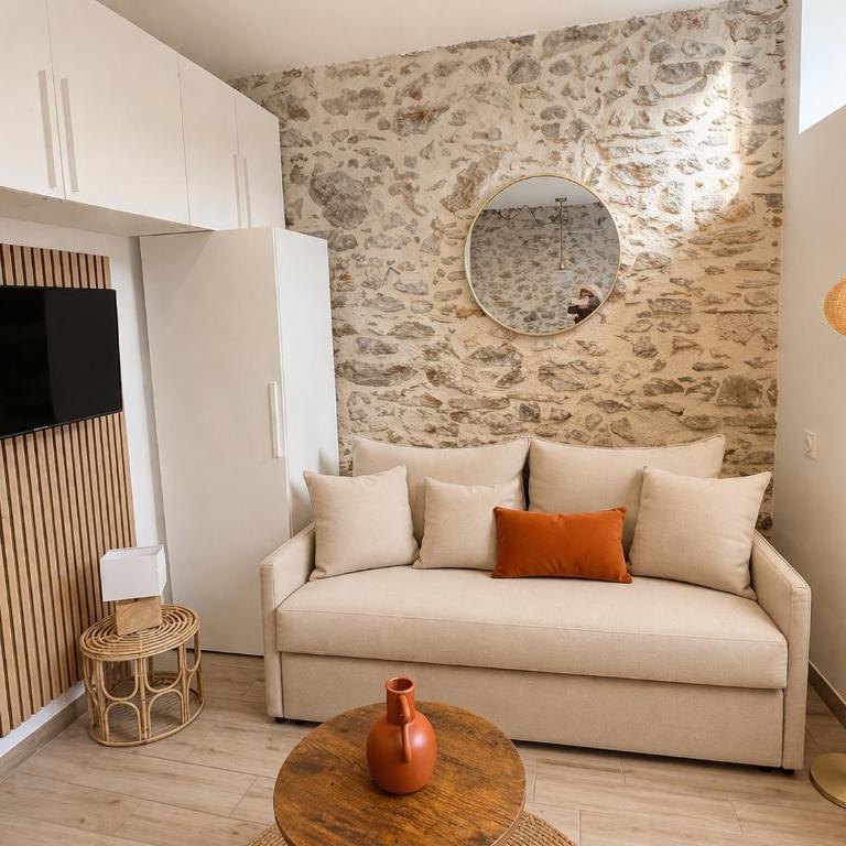Studio rénové - 50m Vieux port - Parking inclus - One-Bedroom Apartment - 12