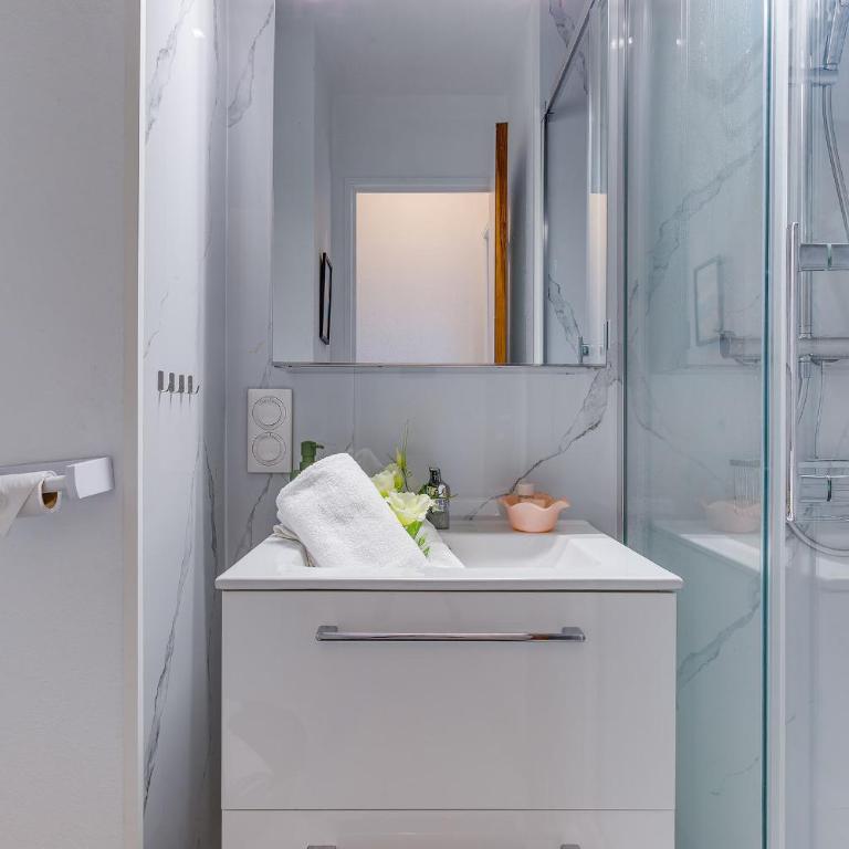 ANGE GARDIEN VI AP4502 By Riviera Holiday Homes - Appartement 1 Chambre avec Vue sur la Mer et Terrasse - 24