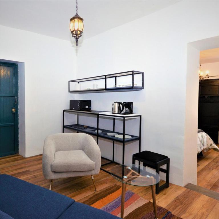 Cahuide departamento autentico, piso madera con patio - One-Bedroom Apartment - 6
