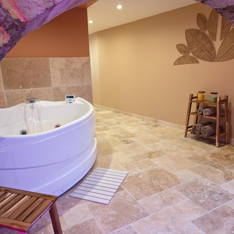 L'envoûtante, loveroom jacuzzi romantique - Appartement 1 Chambre - 9