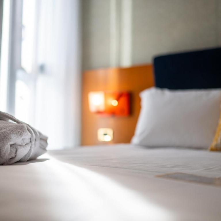 voco Parma & Congressi by IHG - Camera Premium con 1 Letto Matrimoniale e 1 Letto Singolo - 2