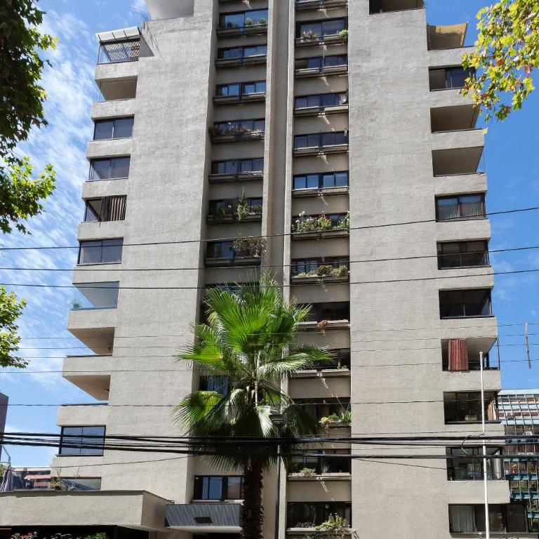 Amplio dpto a pasos del Costanera Center y MUT en Las Condes con Aire Acondicionado - Three-Bedroom Apartment - 45