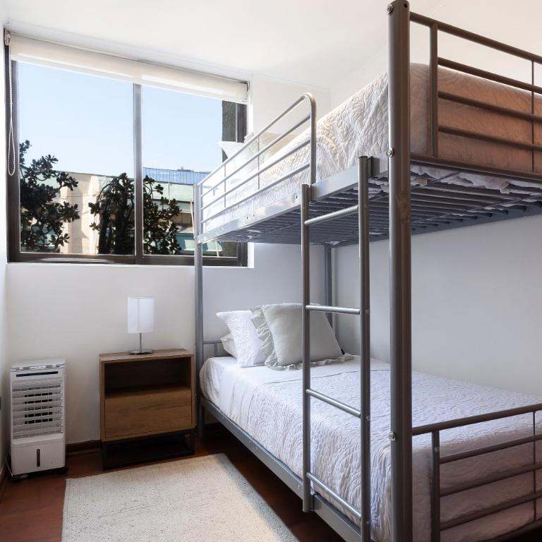 Amplio dpto a pasos del Costanera Center y MUT en Las Condes con Aire Acondicionado - Three-Bedroom Apartment - 33