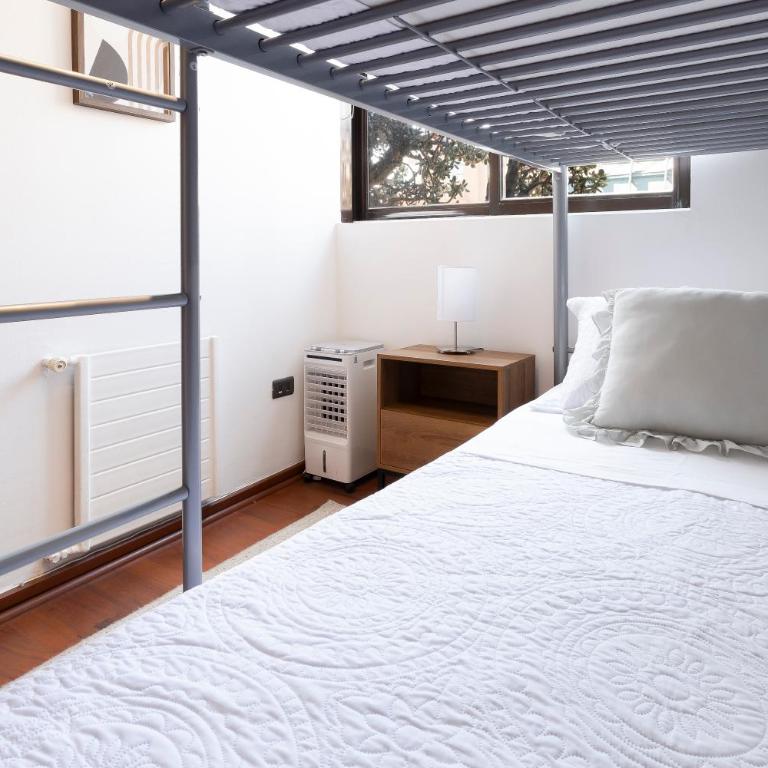 Amplio dpto a pasos del Costanera Center y MUT en Las Condes con Aire Acondicionado - Three-Bedroom Apartment - 34