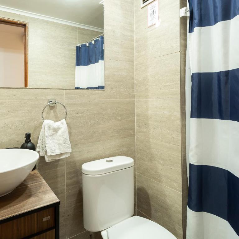 Amplio dpto a pasos del Costanera Center y MUT en Las Condes con Aire Acondicionado - Three-Bedroom Apartment - 43
