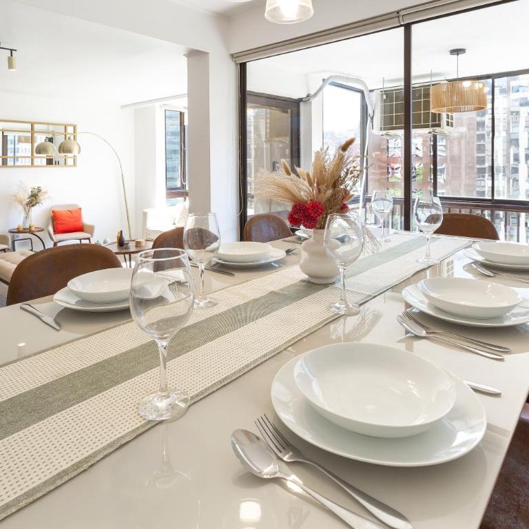 Amplio dpto a pasos del Costanera Center y MUT en Las Condes con Aire Acondicionado - Three-Bedroom Apartment - 11