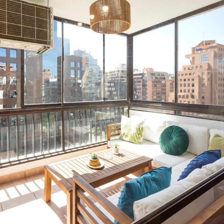 Amplio dpto a pasos del Costanera Center y MUT en Las Condes con Aire Acondicionado - Three-Bedroom Apartment - 16