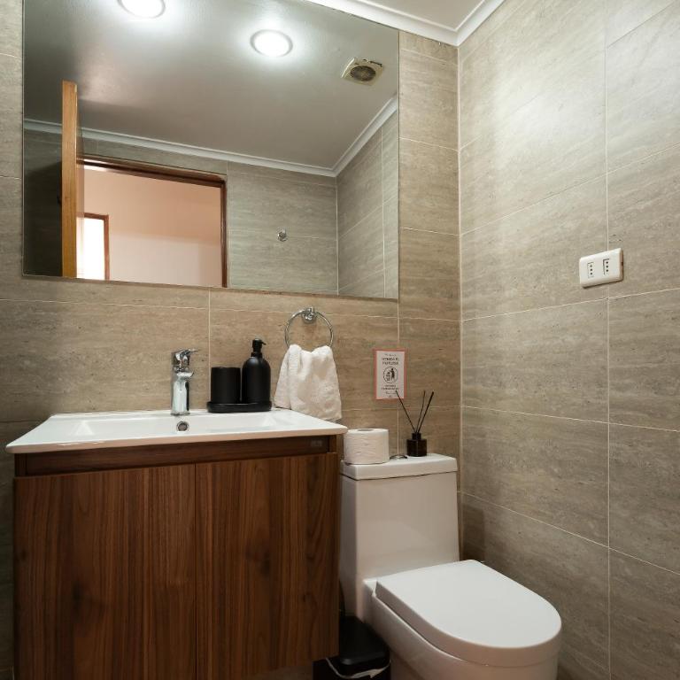 Amplio dpto a pasos del Costanera Center y MUT en Las Condes con Aire Acondicionado - Three-Bedroom Apartment - 39