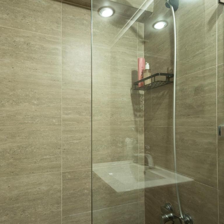 Amplio dpto a pasos del Costanera Center y MUT en Las Condes con Aire Acondicionado - Three-Bedroom Apartment - 37