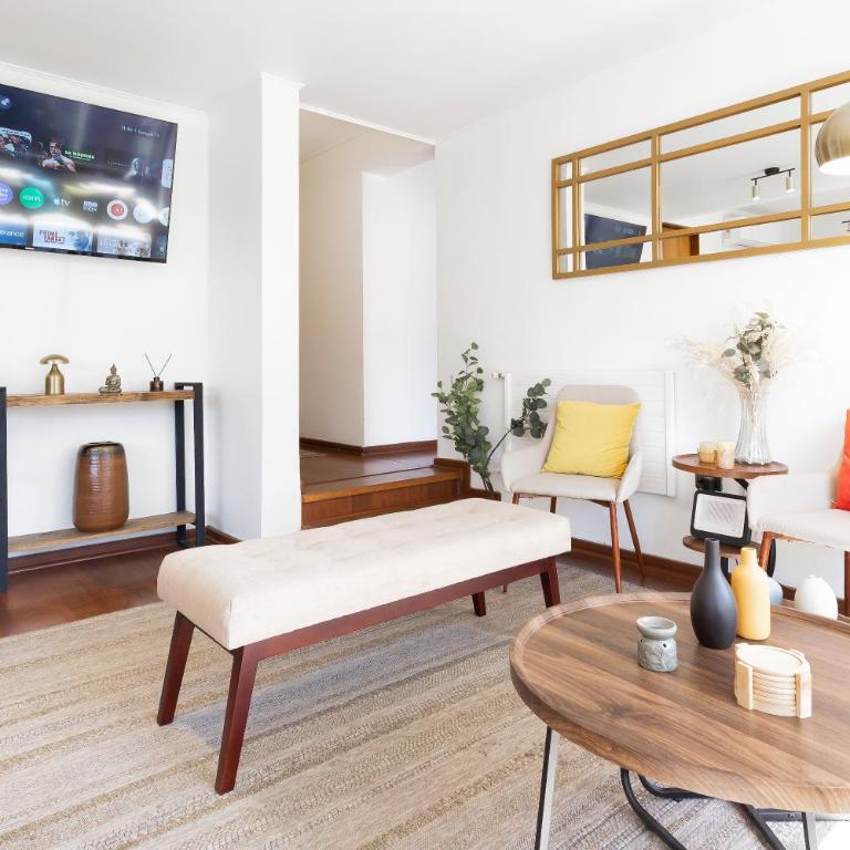 Amplio dpto a pasos del Costanera Center y MUT en Las Condes con Aire Acondicionado - Three-Bedroom Apartment - 2