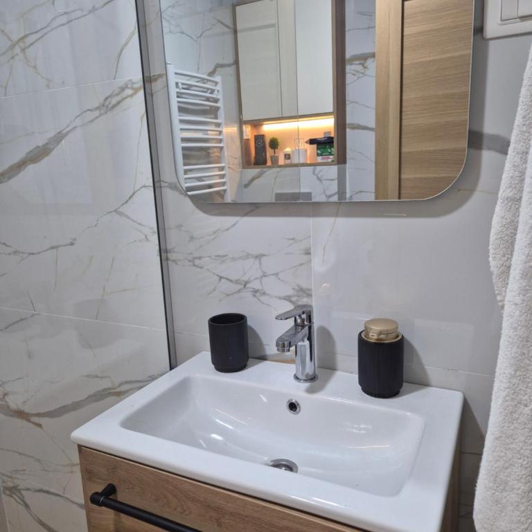 Cozy Place Kolašin - Central Mountain Retreat - One-Bedroom Apartment with Garden View - 18