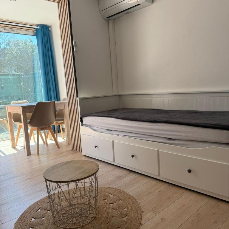 Charmant studio neuf 150m plage sur avenue principale climatisé et parking - Apartment - Ground Floor - 17