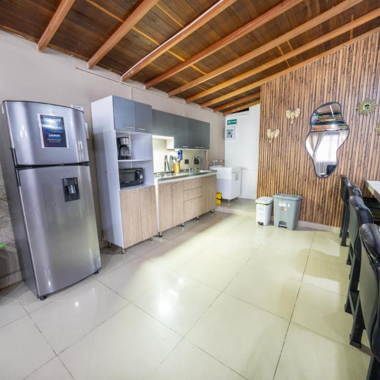 6 bedroom penthouse with pool table- 1 block from Lleras park p4 - Apartment - 26