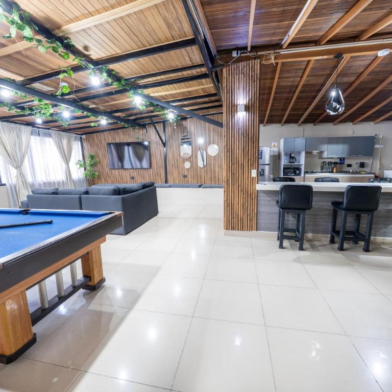 6 bedroom penthouse with pool table- 1 block from Lleras park p4 - Apartment - 23
