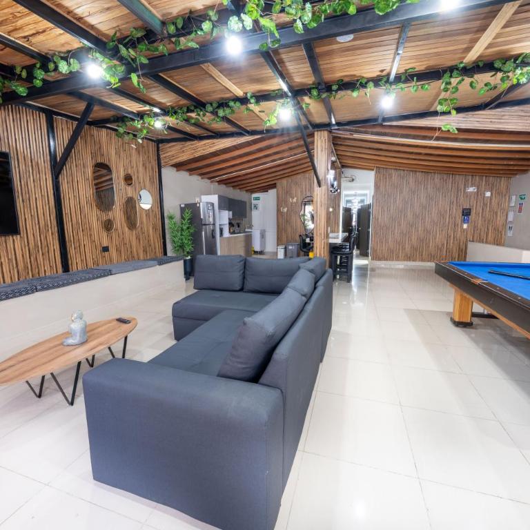 6 bedroom penthouse with pool table- 1 block from Lleras park p4 - Apartment - 20