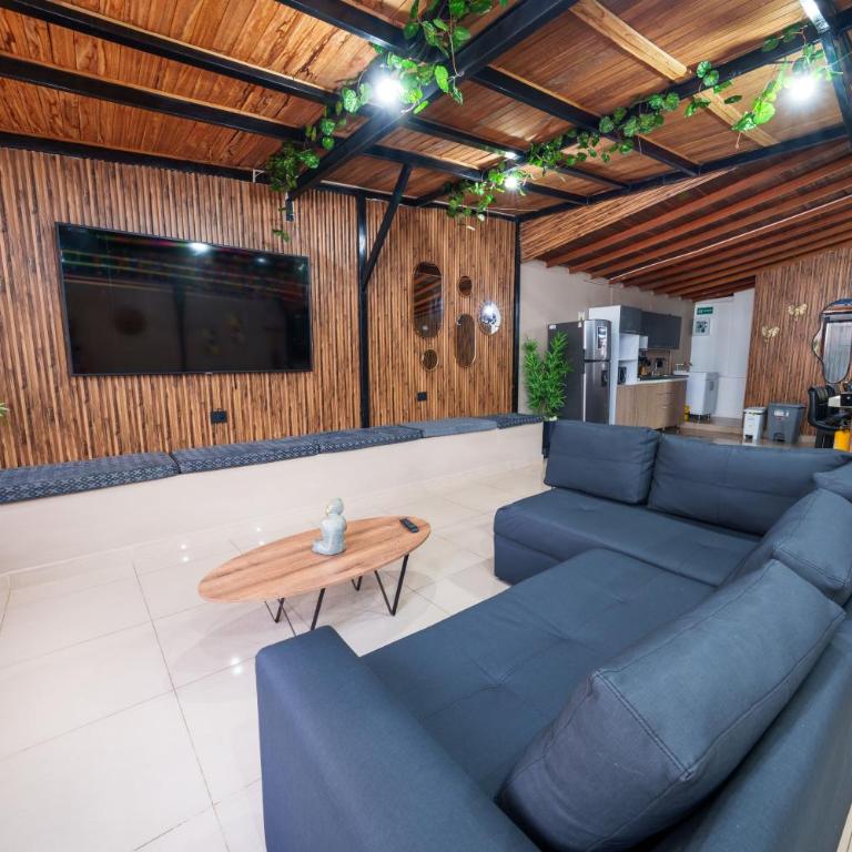 6 bedroom penthouse with pool table- 1 block from Lleras park p4 - Apartment - 21