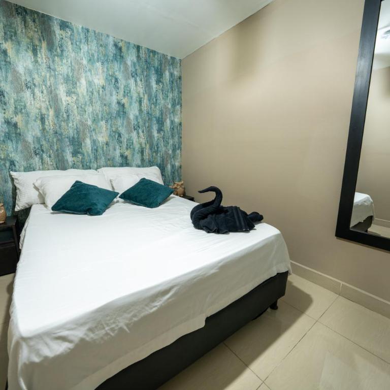 6 bedroom penthouse with pool table- 1 block from Lleras park p4 - Apartment - 30