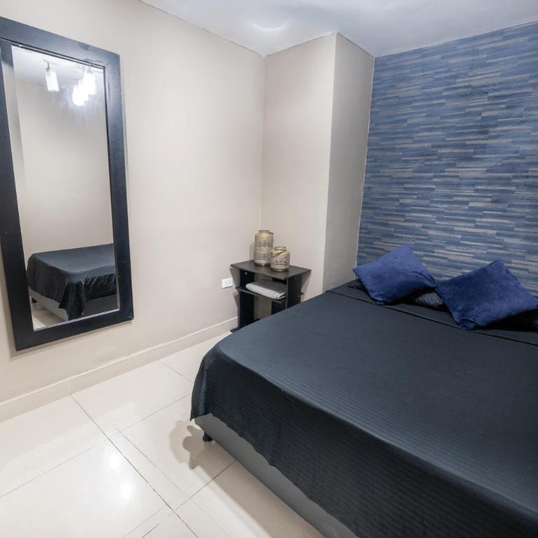 6 bedroom penthouse with pool table- 1 block from Lleras park p4 - Apartment - 31