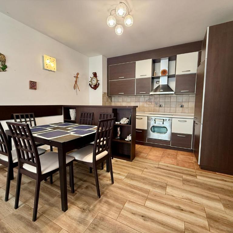 Green Garden Apartment - Two-Bedroom Apartment with Terrace - 3