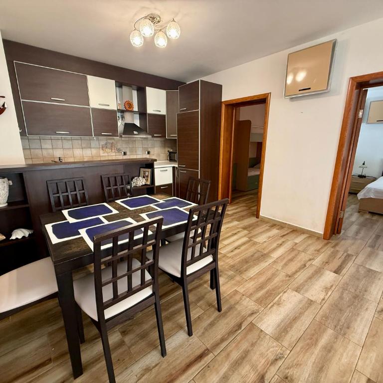 Green Garden Apartment - Two-Bedroom Apartment with Terrace - 10