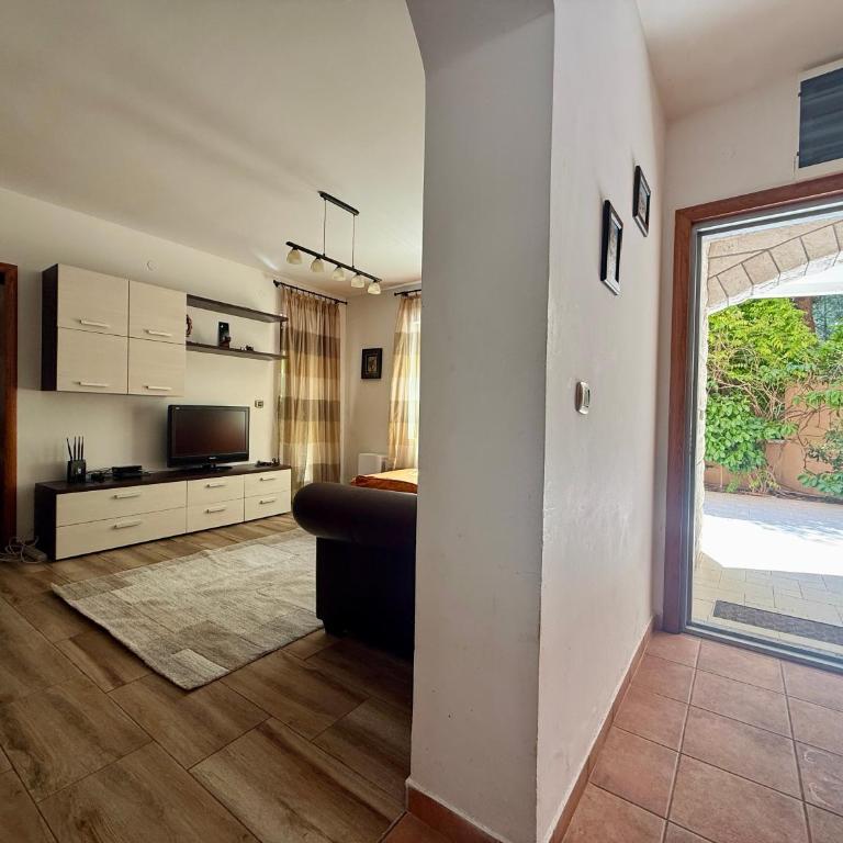 Green Garden Apartment - Two-Bedroom Apartment with Terrace - 15