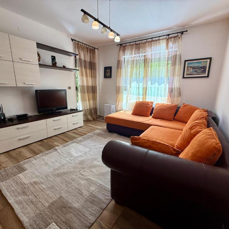 Green Garden Apartment - Two-Bedroom Apartment with Terrace - 11
