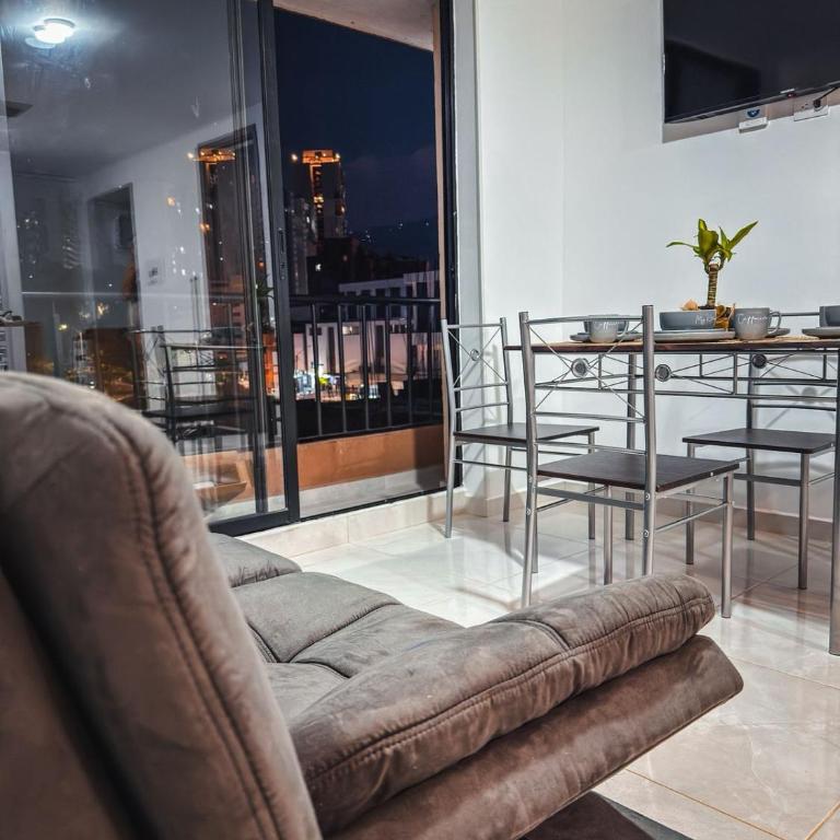 Moderno APTO frente a la FOSCAL, FVC y centro comerciales - Apartamento de 2 dormitorios - 1