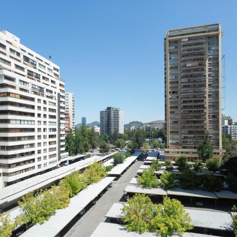 Amplio dpto a pasos del Parque Arauco con Aire Acondicionado - Apartment - 42