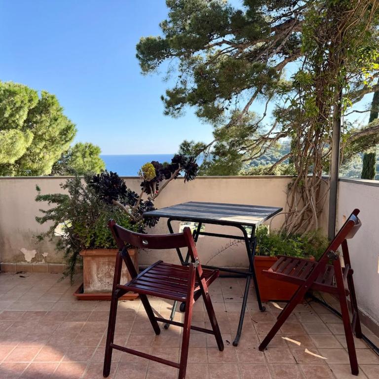 HOST4U - ex Archbishop's House & Terrace, Imperia - Appartamento con 1 Camera da Letto, Balcone e Vista Mare - 1