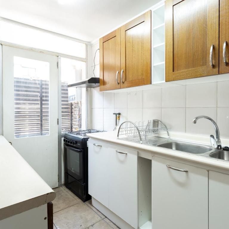 Acogedor departamento en Barrio el Golf con Aire acondicionadoCercano a Costanera Center y MUT - Three-Bedroom Apartment - 13