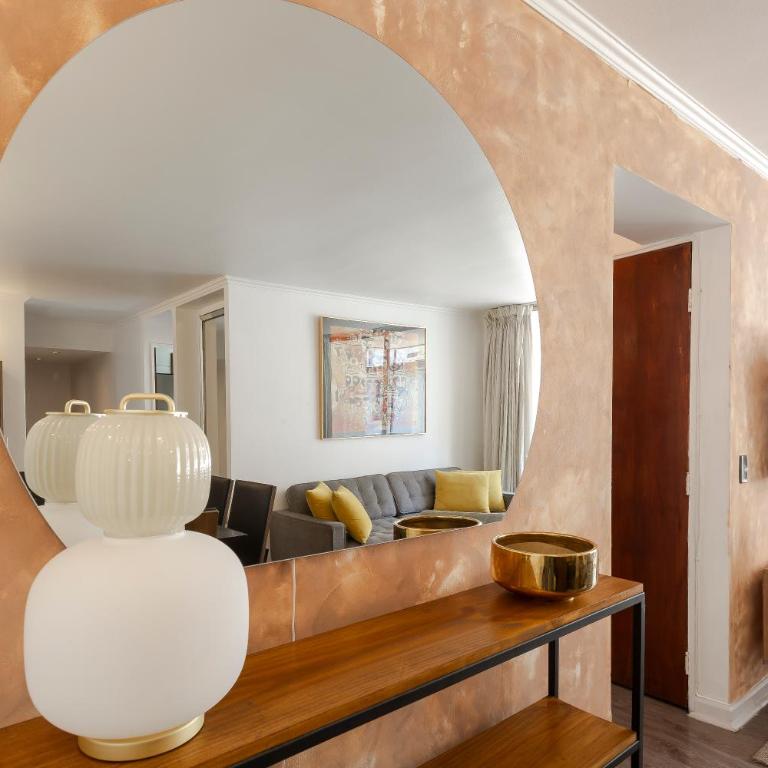 Acogedor departamento en Barrio el Golf con Aire acondicionadoCercano a Costanera Center y MUT - Three-Bedroom Apartment - 2