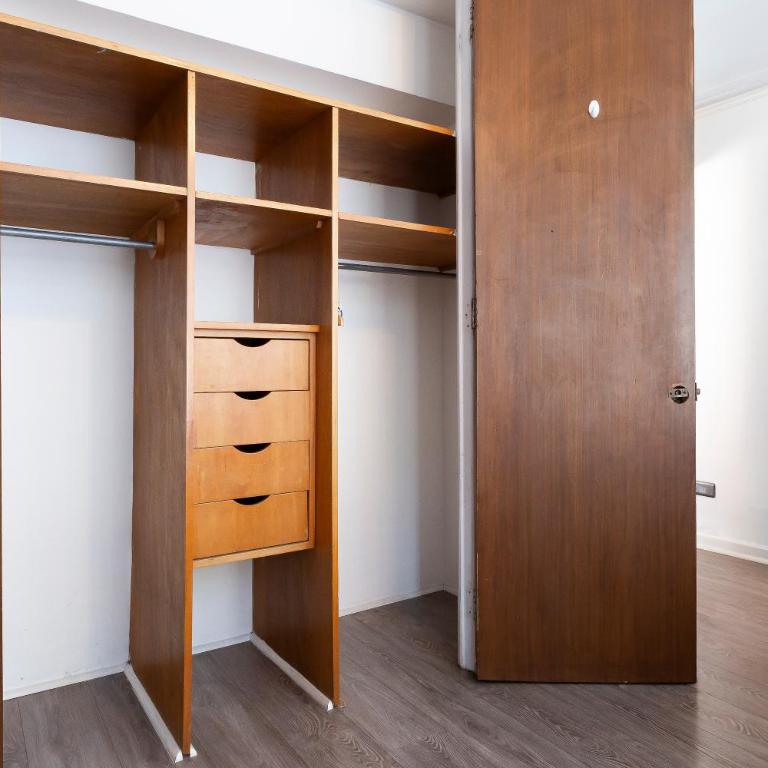 Acogedor departamento en Barrio el Golf con Aire acondicionadoCercano a Costanera Center y MUT - Three-Bedroom Apartment - 34