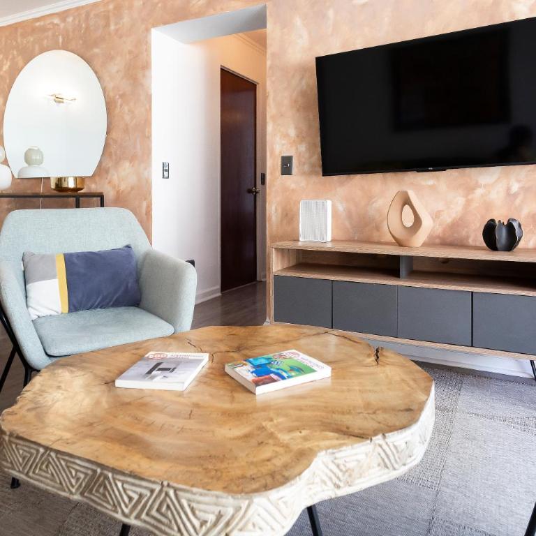 Acogedor departamento en Barrio el Golf con Aire acondicionadoCercano a Costanera Center y MUT - Three-Bedroom Apartment - 6